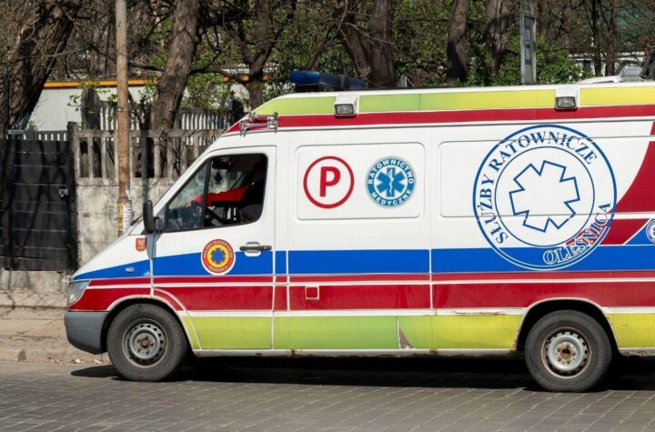 medical emergency response, first aid training, emergency help tips, how assist in medical crisis, emergency responder guide, sudden illness aid, medical emergency preparedness, CPR and first aid, hospital assistance techniques, urgent medical help