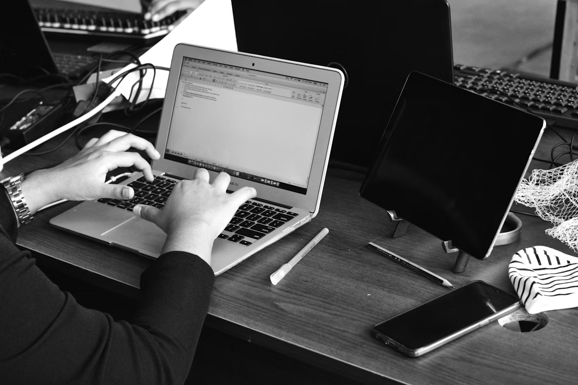 poor scheduling costs, workplace scheduling problems, employee productivity scheduling, modern workplace efficiency, scheduling optimization strategies, business scheduling challenges, workplace time management, scheduling impact on profits, staff shift planning, location-specific scheduling solutions